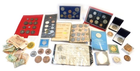 A group of commemorative and other coinage, to include Elizabeth II 1986 coin set, various medallions for the Royal Horticultural Society, various dates, reproduction Roman coins, world bank notes, etc, together with a Bank of England £5 note, dated 1945.