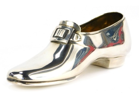 An Edward VII silver model of a gentleman's shoe, with buckle, London 1906, 2.75oz, 16cm long.