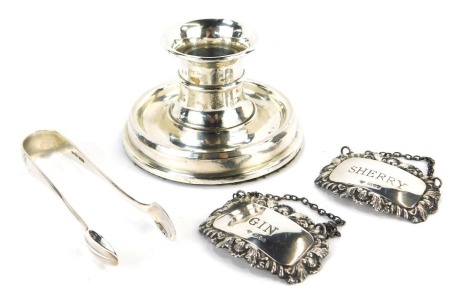 A group of small silver, comprising two decanter labels for Sherry and Gin, a pair of sugar tongs, together with a George V silver inkwell, lacking glass liner, loaded, Birmingham 1922, 7cm high, weighable silver 1.7oz.