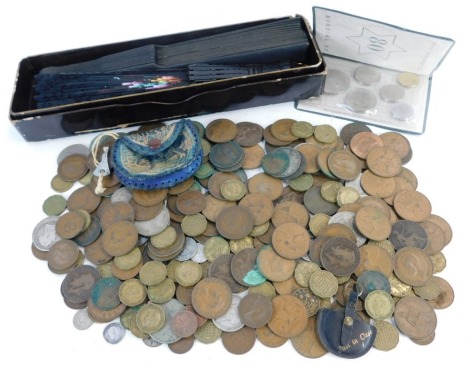 Miscellaneous coinage, comprising two Victoria silver crowns for 1889, a Victoria crown for 1884, florin, pennies, halfpennies, threepence pieces, two decorative fans, etc. (1 tray)