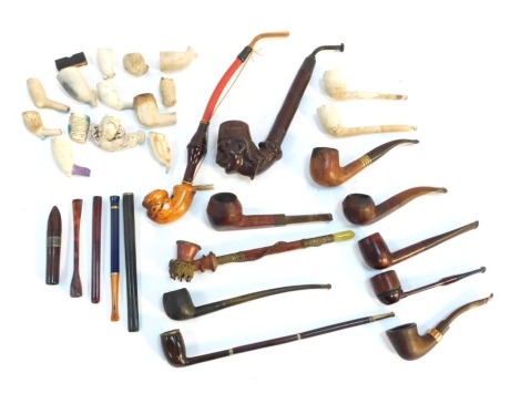 A group of pipes, to include 19thC and later clay pipes, pipe modelled with a bust of a gentleman, wooden pipes, etc. (1 tray)