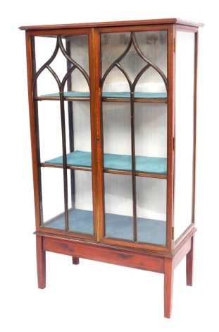 An Edwardian mahogany boxwood inlaid display cabinet, with astragal glazed doors, on tapered legs with blue velvet lined shelves, 118cm high, 69cm wide, 38cm deep.