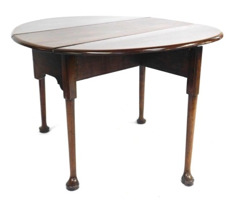 A George III mahogany circular drop leaf table, on taper turned legs and pad feet, 70cm high, 95cm wide, 41cm deep. (AF)