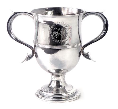 A George III silver and copper loving cup, the two scroll handles and central crest bearing the initials JAC, London 1802, 16.5cm high, 15.20oz gross.