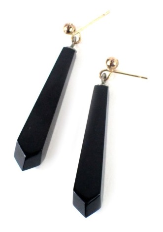 A pair of jet drop earrings, each with a yellow metal single pin back, and droplet type design, 3.5cm high, 2.2g all in.