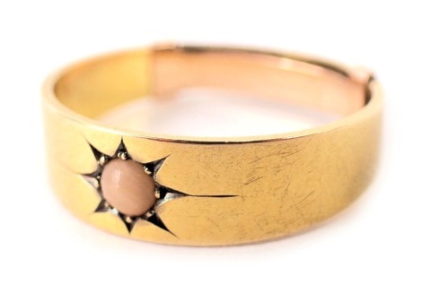 An 18ct gold wedding band, set with single coral, in illusion star setting with later 9ct gold ring sizer, ring size O, 3g all in.