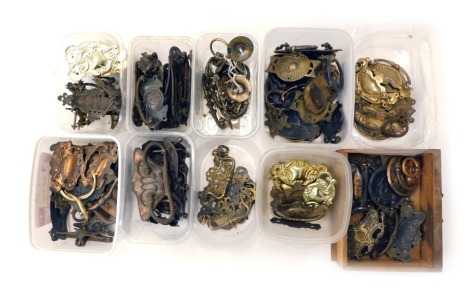 A quantity of Edwardian and later brass and pressed metal furniture handles.