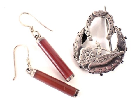 A silver horseshoe brooch, and a pair of agate and white metal drop earrings, stamped 925, 8.9g all in. (3)