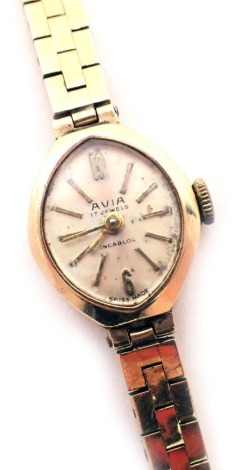 A 9ct gold Avia ladies wristwatch, the diamond shaped watch head on silvered dial, 1.5cm high, 15.5g all in.