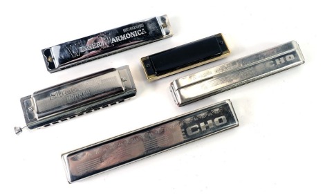 A group of harmonicas, comprising a Suzuki Winner harmonica, a Hohner Echo, slide hard Hohner, and others. (5)