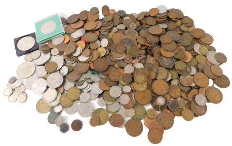 UK coinage, comprising pennies, halfpennies, UK banknotes, fifty pence pieces for the Commonwealth Games at Brisbane, Churchill crowns, crowns, half crowns, etc. (1 tray)