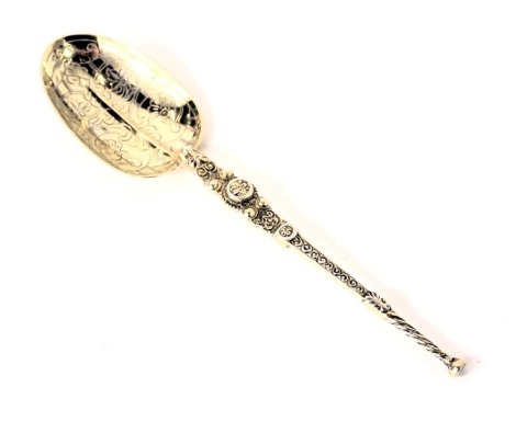 A Victorian silver gilt apostle spoon, with moulded floral and lion mask handle, an etched bowl, London 1922, 1.33oz.