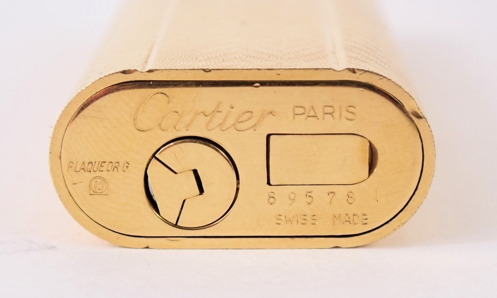 A Must De Cartier gold plated lighter serial number 89578 boxed