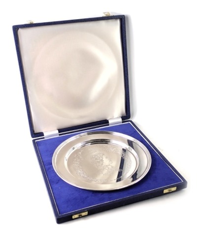 An Elizabeth II Silver Jubilee plate, London assay, number 385, engraved with Elizabeth II within a wreath, etc., 11.19oz, in a fitted case.