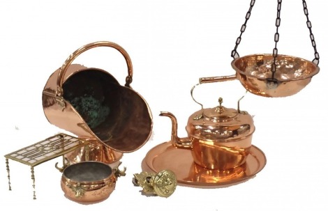 A quantity of copper and brass, to include a helmet shaped coal scuttle, kettle, a large doorknob, etc., each with lacquered finish.