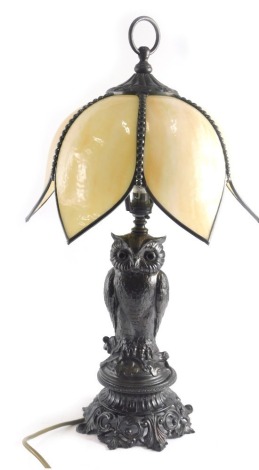 A bronzed metal owl table lamp, with marbled stain glass shade, and owl shaped support, 57cm high. WARNING! This lot contains untested or unsafe electrical items. It is supplied for scrap or re-conditioning only. TRADE ONLY