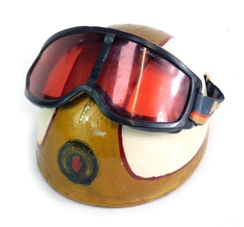 An Everoak Low Crown TT helmet, repainted in gold and white with a Rudge Whitworth enthusiast badge, and a pair of ski goggles. (2)