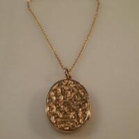 An Edwardian 9ct gold locket