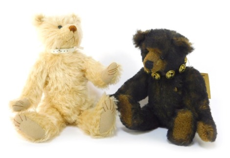 Two mohair Teddy bears, comprising a Grisly by Janet Reeve Bear named Vinzenz Artist Teddy, limited edition 14/444, wearing bell collar, 25cm high, together with an Issy Bears by Carol Richardson Cumberland Bear, 24cm high.