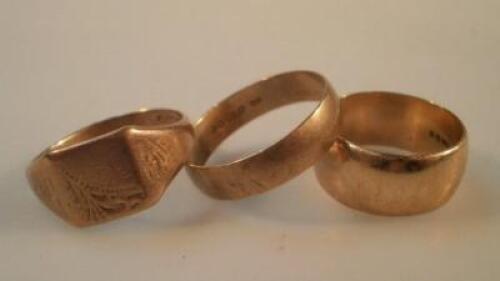 Two 9ct gold wedding bands and a gentleman's signet ring