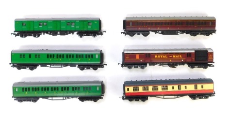 A group of Hornby and Mainline OO gauge carriages, to include M26545, LMS Royal Mail 30249, 5530, etc. (a quantity)