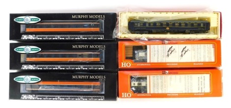 A group of OO gauge coaches, comprising Murphy Models IE Craven 1508, 1521, and 1523, Rivarossi Carrozza Pullman 2586, Carrazzo Bagagliaio 2587, and Carrazzo Ristorante 2566. (6)