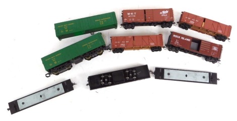 A group of OO gauge rolling stock, to include a Bachmann Pacific Fruit Express PFE924 (2), etc.