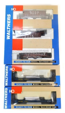 A group of Walthers HO gauge rolling stock, comprising 50 Sieco Pulupwood car, 932-5791 (2), and 40 Ortner Arrogate Car three pack Southern Pacific, 932-37054.