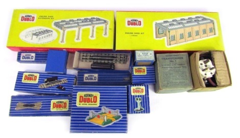 A group of Hornby OO gauge related items, to include an engine shed kit, engine shed extension kit, D1 level crossing, EDCL Diamond crossing, a No.1 transformer, etc. (1 tray)