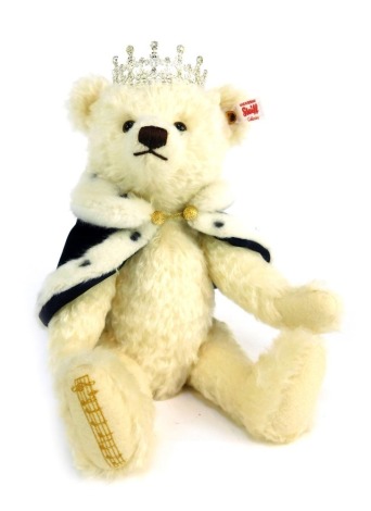 A Steiff Long to Reign Over Us Teddy Bear, limited edition 1028/2015, 30cm high, boxed with certificate.