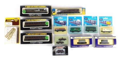 Graham Farish, Dapol and Peco N gauge rolling stock and trackside accessories, including No 0626 67ft Mainline coach LMS Crimson Lake, MB011NE Gunpowder van grey, MW0020 Mathieson Models limited edition of 225 Hodgson seven plank wagon, Peco pallet van i