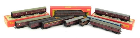 Tri-ang and Tri-ang Hornby OO gauge rolling stock, comprising R426 Pullman Parlour car type six blue, R423 brake Second coach maroon with seat, R382 pair of composite coaches maroon livery, R382 pair of composite coaches maroon livery, and R383 pair of br