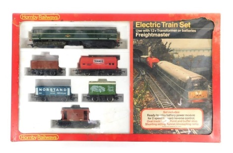 A Hornby Railways OO gauge Freight Master electric train set, including locomotive, rolling stock, oval track layout, shunting siding, tunnel and uncoupling ramp, and transformer.