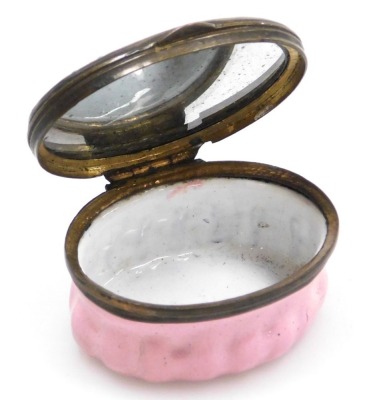 A late 18thC Bilston enamel patch box, decorated to the lid with "Time by moments Steal away, First the Hour & then the Day, Small the Daily loss Appears, Yet it soon amounts to Years", on a white ground, the box in pink, 42mm wide. - 3