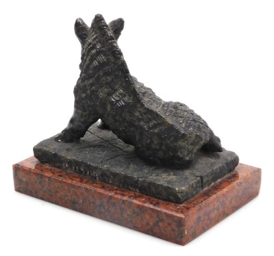 After The Antique (19thC). A Grand Tour souvenir of the Florentine Ufizzi Boar, Il Porcellino, carved in green serpentine, raised on a rectangular red mould base, 17.5cm wide. - 2