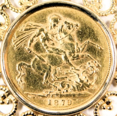 A Queen Victoria young head gold sovereign 1879, in a circular filigree round mount, yellow metal, on a 9ct gold curb link neck chain, with bolt ring clasp, 14.5g all in. - 2