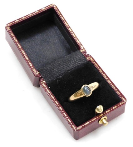 A 9ct gold and cabochon agate solitaire ring, size N, 3.1g.