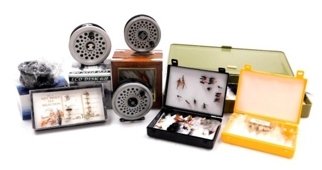 Five fly fishing reels, including a Fladen Powerfly 780, a Dam Quickfly 120, etc. and a selection of flies for fishing purposes.