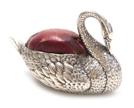 An Edward VII silver pin cushion, modelled as a swan, Adie & Lovekin Birmingham 1906, 7cm wide.