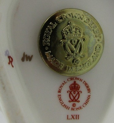 A Royal Crown Derby porcelain paperweight modelled as a penguin and chick, gold stopper and red printed marks, 13cm high, boxed. - 3