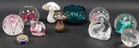 A group of glassware, to include Isle of Wight glass paperweight modelled as a mushroom, 8cm high, various paperweights to include Caithness, a Mats Jonasson paperweight depicting a rabbit, etc. (1 tray)