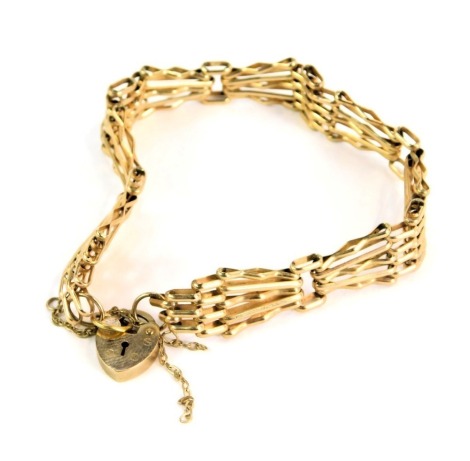 A 9ct gold gate bracelet, of five bar fan design, with safety chain and small heart shaped padlock, 16cm long, 13.1g. (AF)