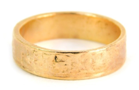 A 9ct gold wedding band, of hammered bark design, ring size S½, 5.2g all in.