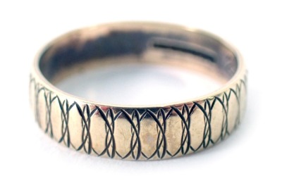 A 9ct gold wedding band, of etched design, ring size N, 2.4g.