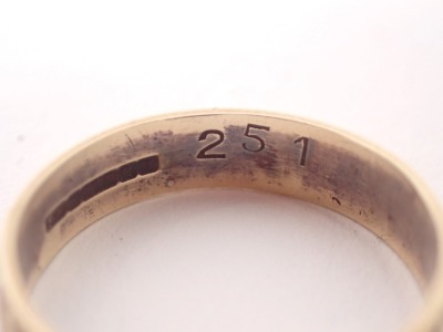 A 9ct gold wedding band, of etched design, ring size N, 2.4g. - 2