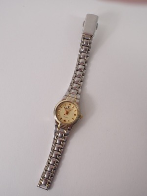 A ladies wristwatch, on stainless steel bicolour strap, with a cream coloured face, 2cm diameter. - 4