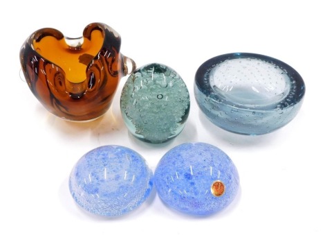 Decorative Art Glass, comprising an amber glass bowl, 8cm high, a grey bubble effect bowl, 9cm wide, and three paperweights. (5)