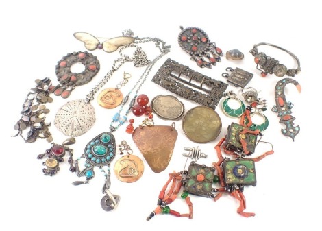 Middle eastern jewellery and effects, comprising hammered necklaces set with turquoise, copper drop earrings, belt buckle, brooches, etc. (1 tray)