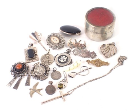 A collection of silver and other jewellery, comprising a powder box, various Victorian and Edwardian silver brooches, silver shield fob, perfume bottle funnel, 68g all in, a 9ct gold bar brooch, and various unmarked white metal. (a quantity)