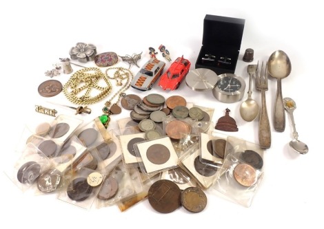 Coinage, costume jewellery, and trinkets, comprising pennies, half pennies, Royal Army Ordinance Rifle Association silver badge, Cunard pill box, plated chain, cuff links, silver plated spoons, etc. (1 box)